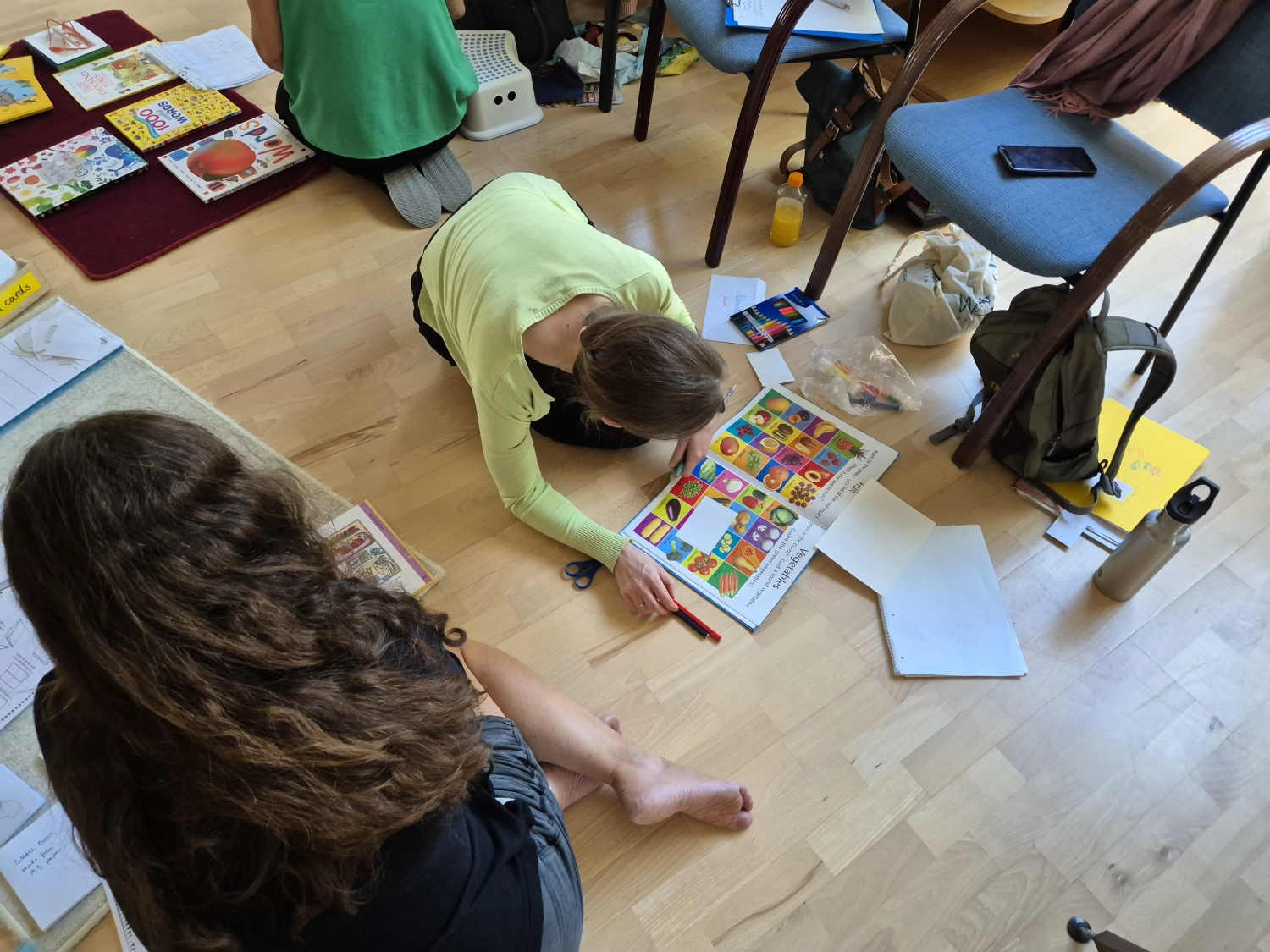 Living Montessori English - Birgitta Berger, ein Mädchen, das das Modell der Zeitformen benutzt