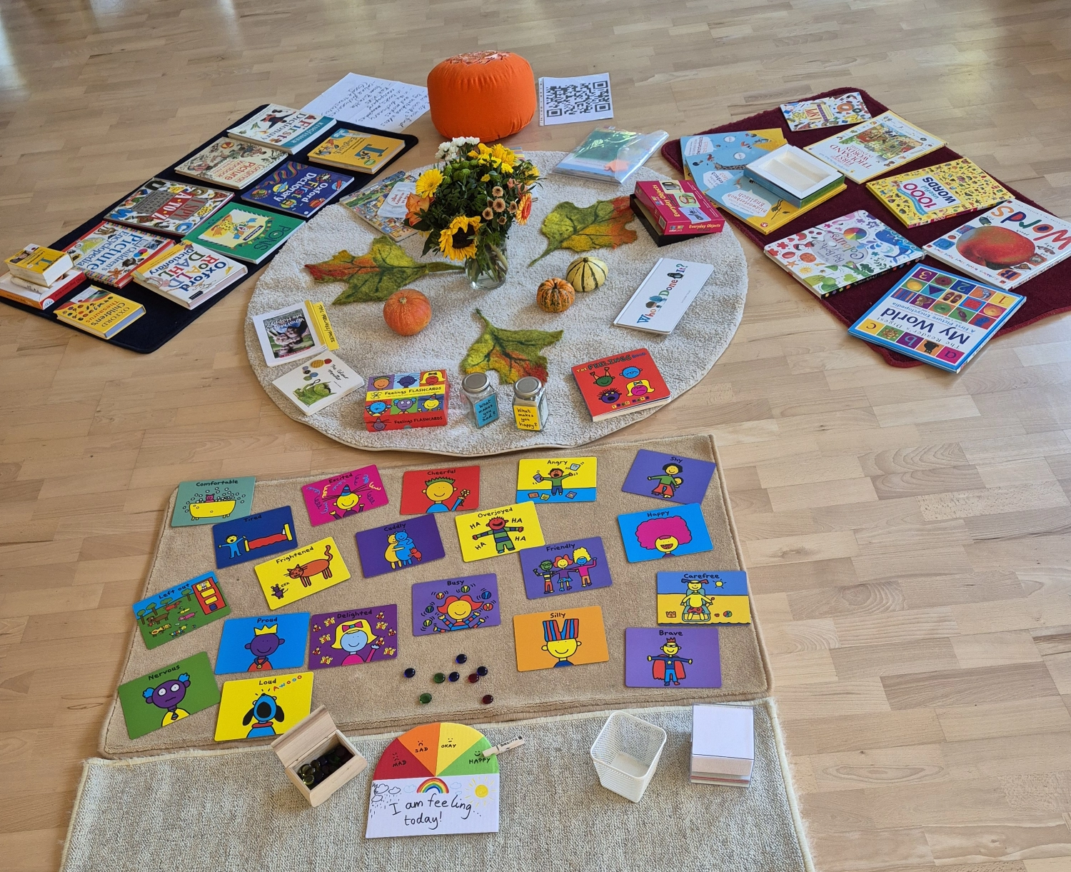 Living Montessori English - Birgitta Berger, ein Mädchen, das das Modell der Zeitformen benutzt