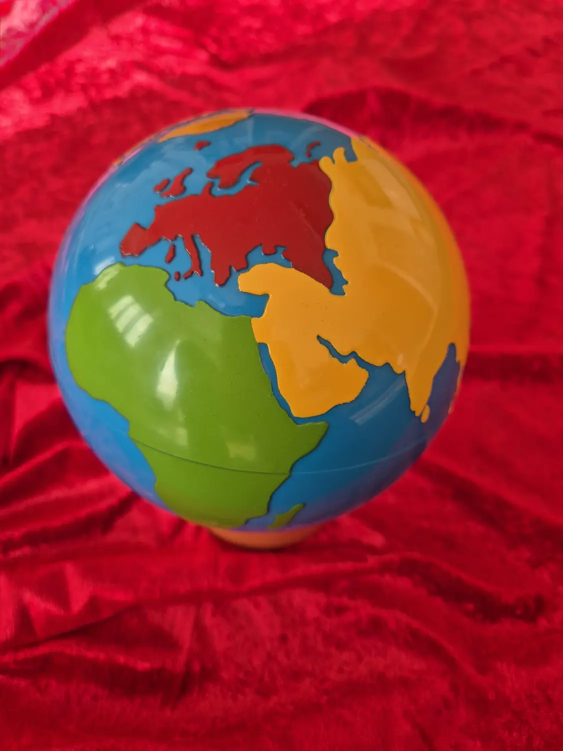 Living Montessori English - Birgitta Berger, ein Mädchen, das das Modell der Zeitformen benutzt