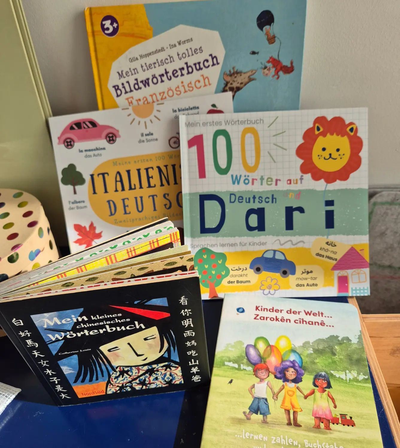 Living Montessori English - Birgitta Berger, ein Mädchen, das das Modell der Zeitformen benutzt